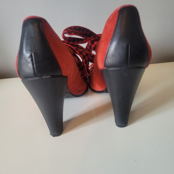 Betsey Johnson Red Suede Heels With Black Piping, VGUC, Size 9 - Picture 11 of 13